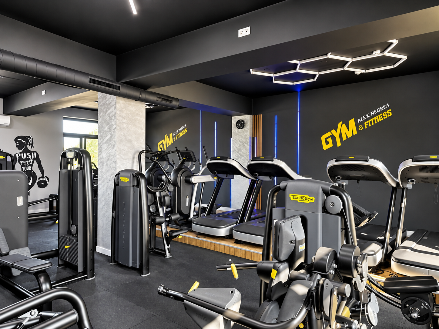 Interiorul sălii Alex Negrea GYM — zona de fitness și aparate
