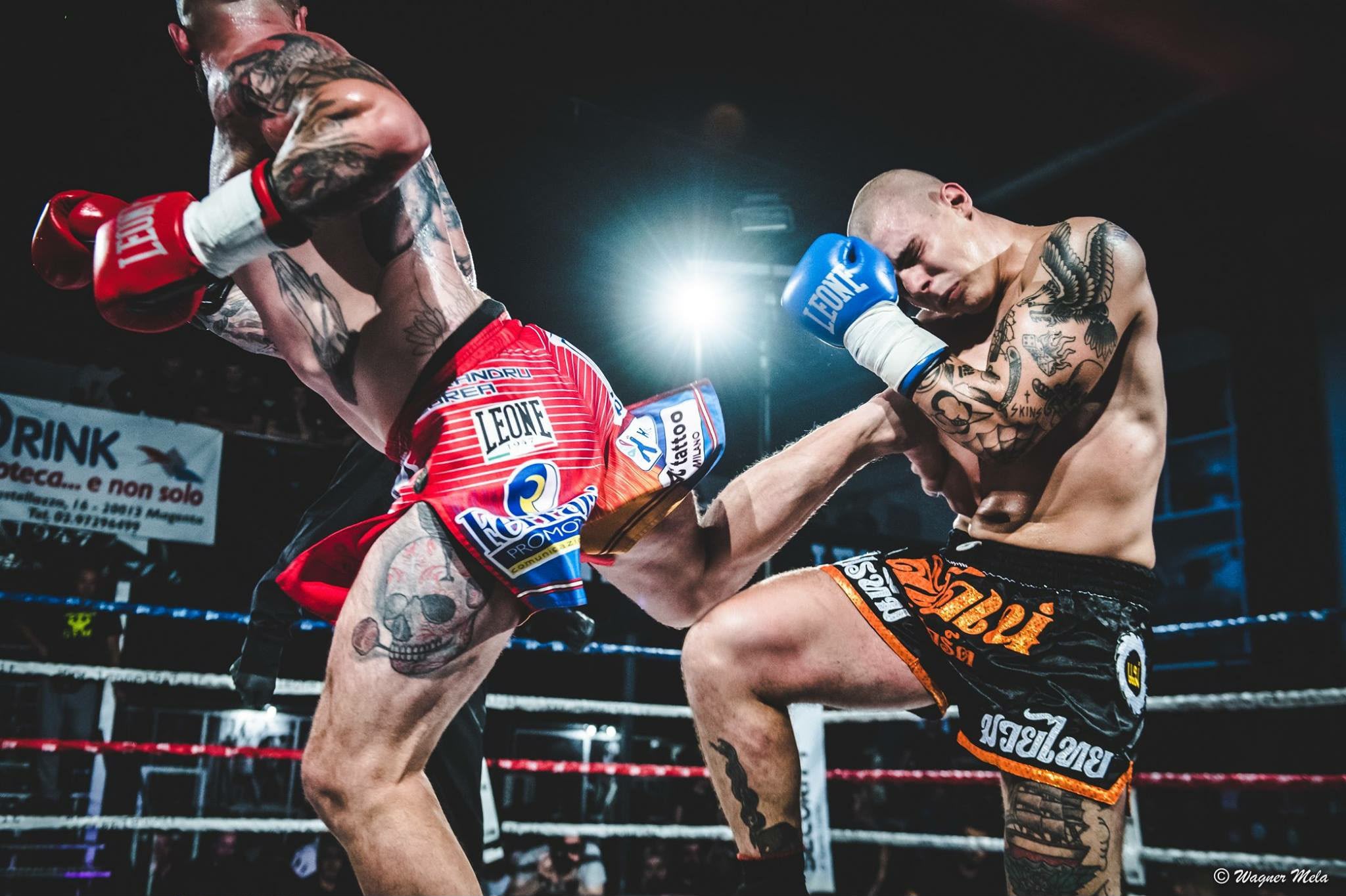 Antrenament de kickbox cu mănuși