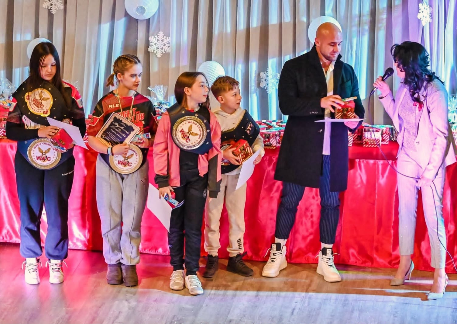 Copii sportivi premiați pe scenă, Alex Negrea GYM